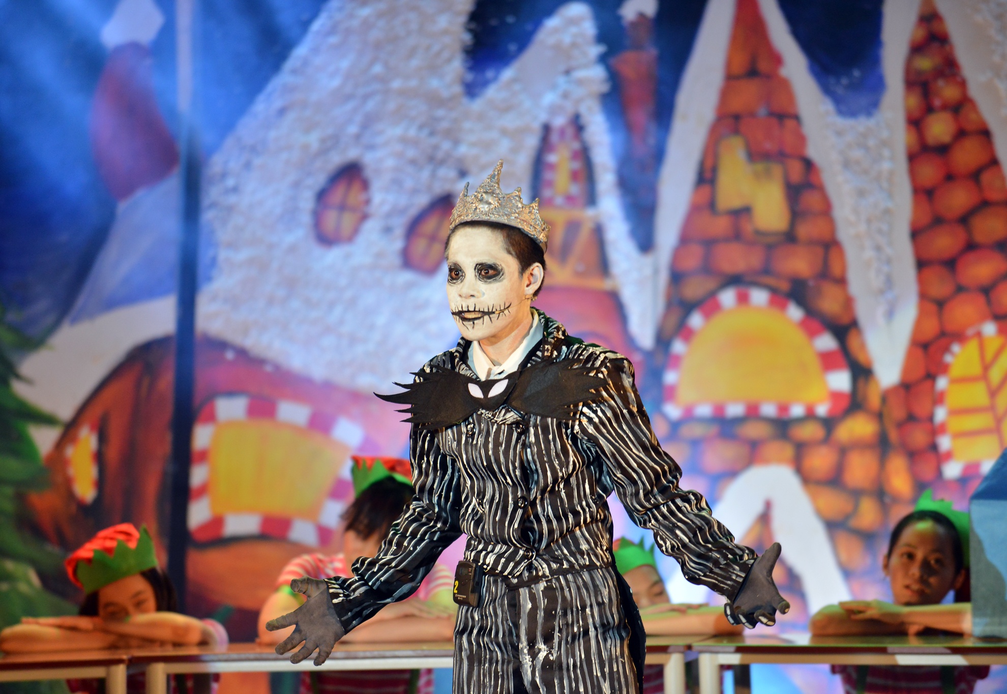 Trong khi chán nản, anh lang thang ở khu rừng ngoài nghĩa đĩa và tình cờ mở ra cánh cửa dẫn đến 