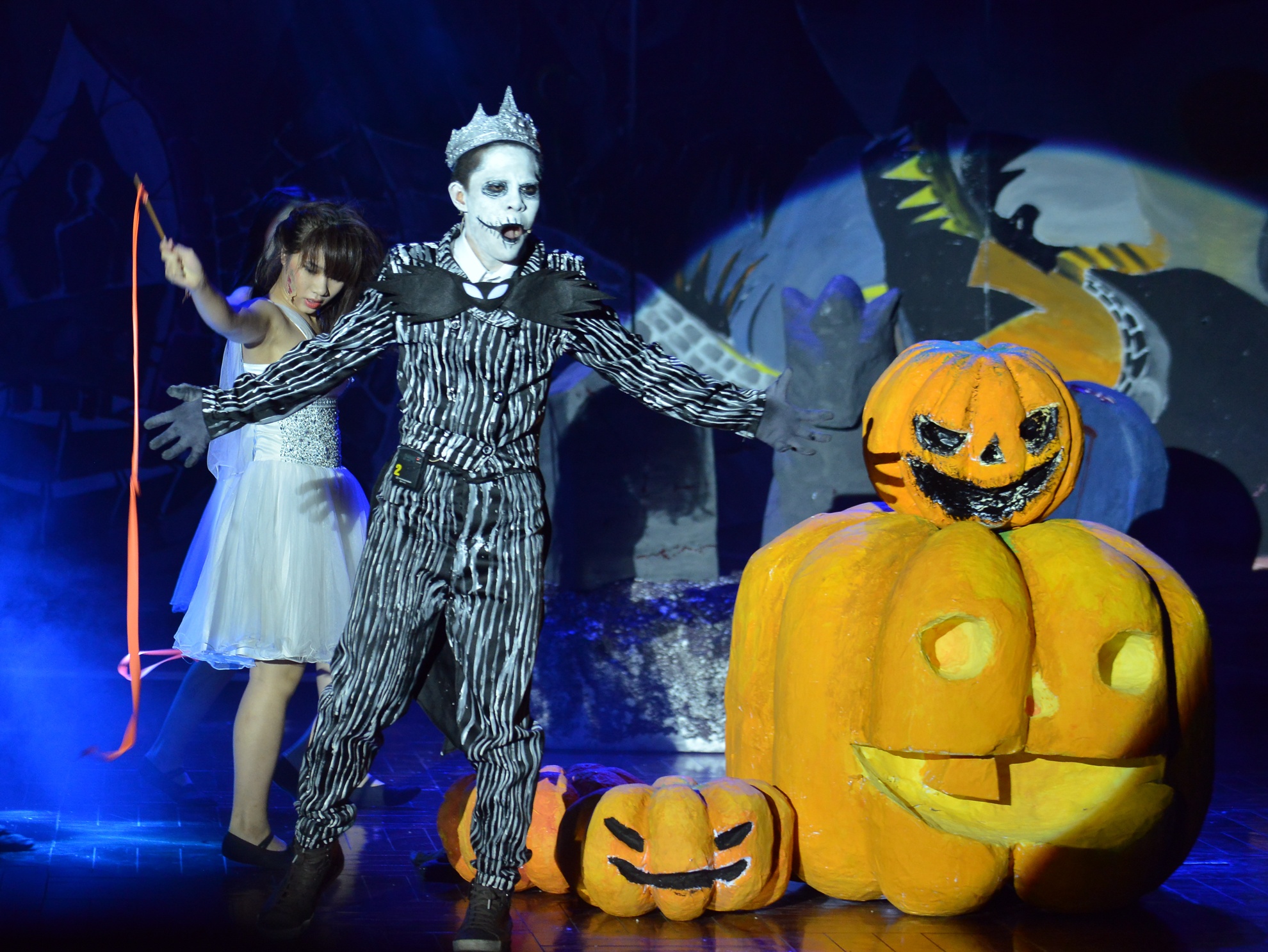 Ấn tượng với không khí và phong cách của lễ Giáng sinh, Jack kể lại những khám phá và hiểu biết của anh về ngày lễ này cho các cư dân của thị trấn Halloween nghe. Tuy nhiên họ chẳng thể nào hiểu được những gì anh kể và so sánh mọi thứ trong câu chuyện của Jack với lễ Halloween.