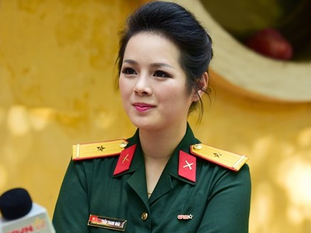 MC xinh dep trong mau ao linh hinh anh