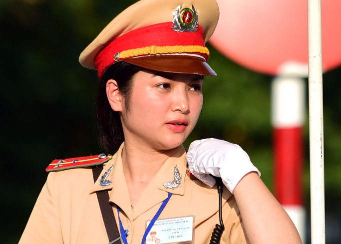 Canh sat giao thong phoi minh duoi nang nong 40 do C hinh anh