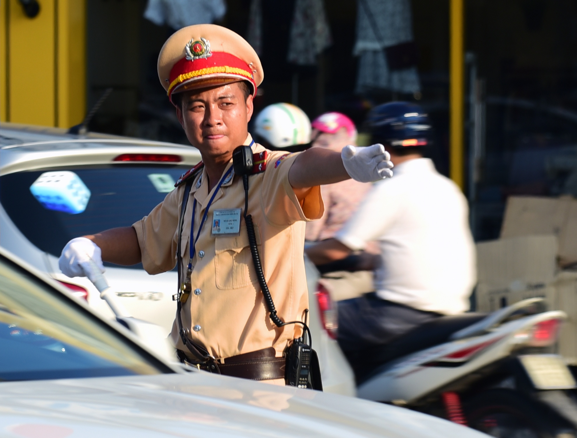 Chien si CSGT tam su duoi nang nong hinh anh