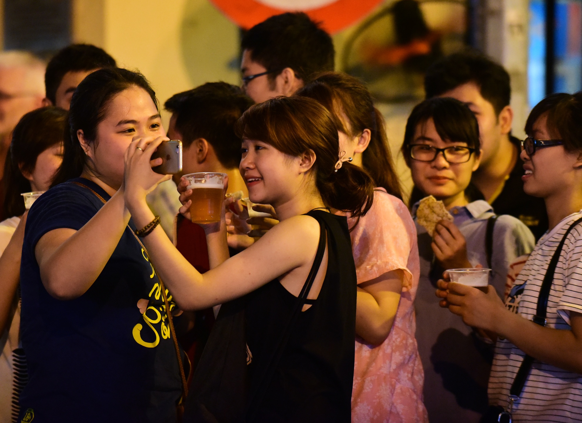 Chen chan uong bia dem o pho Tay Ta Hien hinh anh