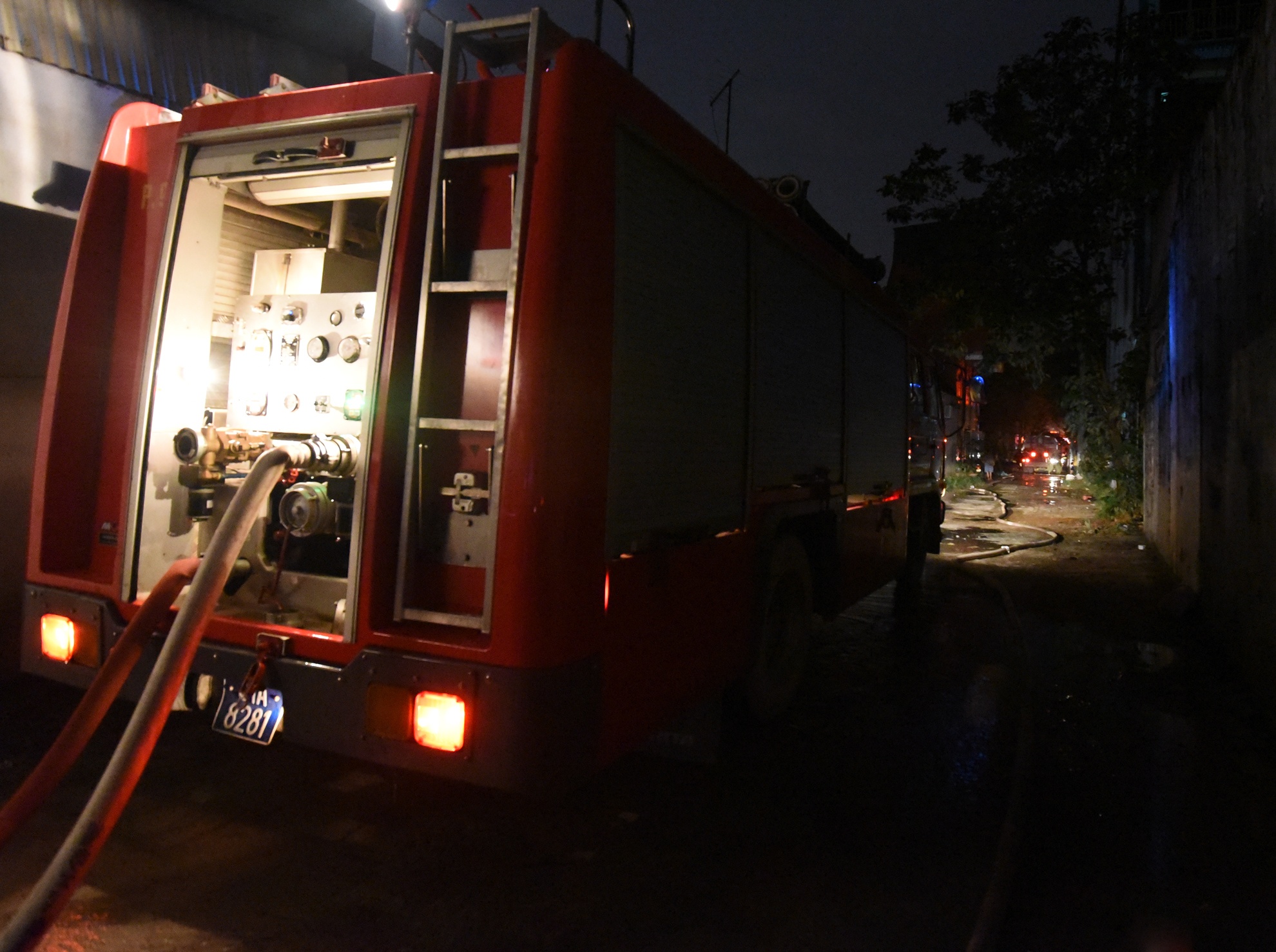 4 xe chữa cháy của đội chữa cháy chuyên nghiệp Hà Đông cùng 2 xe cấp nước của công ty môi trường được điều động, do ngõ nhỏ, mặt đường lầy lội nên các xe chữa cháy phải dòng dây khá xa từ phía tỉnh lộ 70 vào.