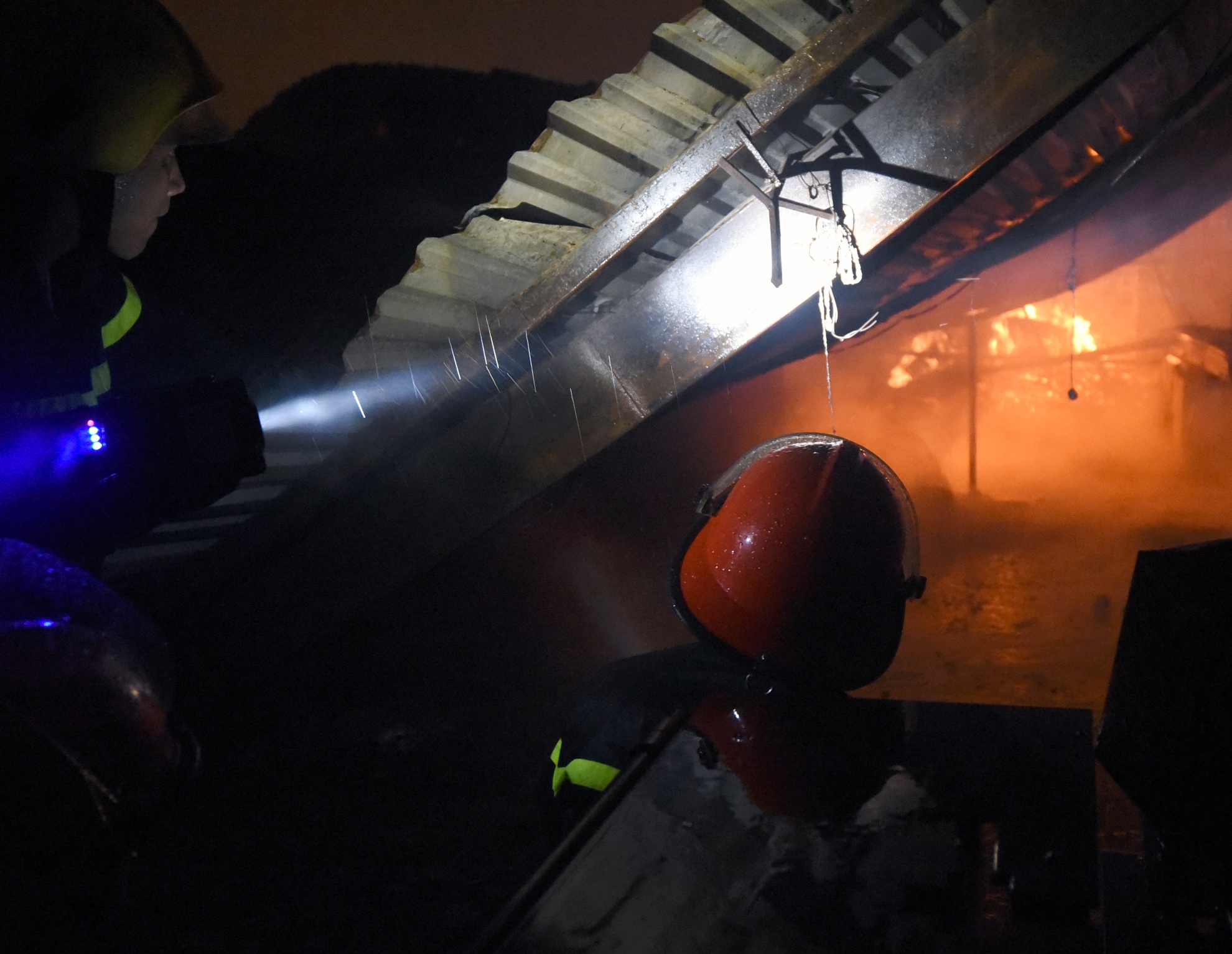 500 m2 nha xuong chay rui trong mua hinh anh