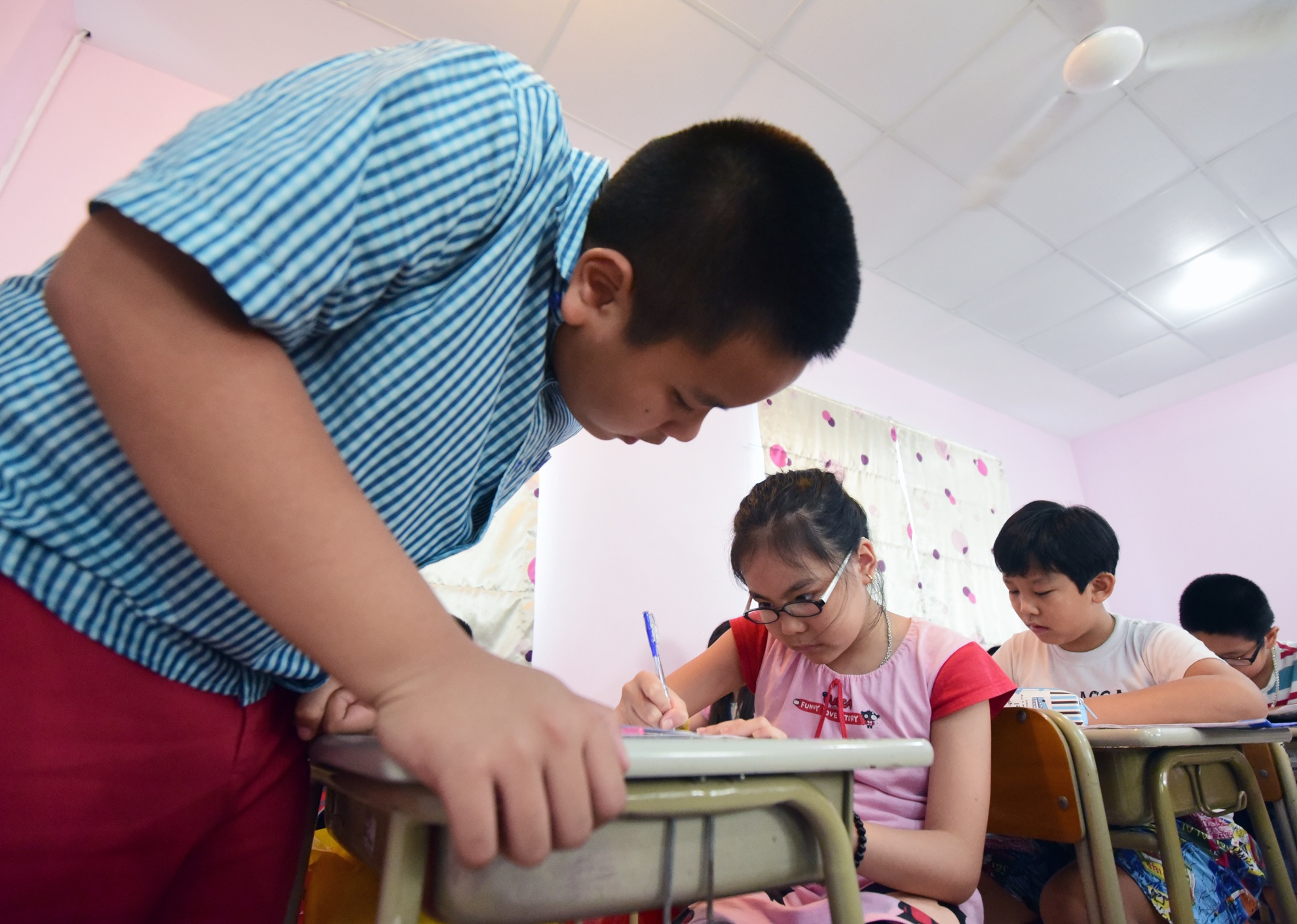 Những bài học chủ yếu nằm trong sách nhưng thông qua các trò chơi, bài hát để truyền tải đam mê và yêu thích học tiếng Anh tới các em.