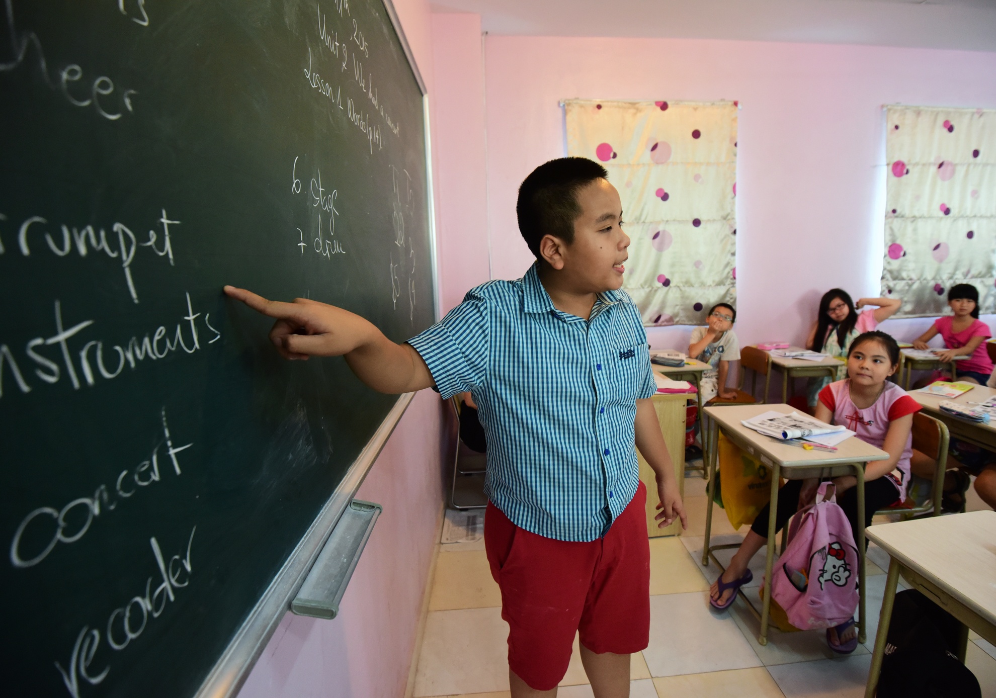 Đặc biệt là cách ghi nhớ từ vựng, phương pháp vừa học vừa chơi như thế này khiến các em nhớ lâu và hiểu kĩ hơn.