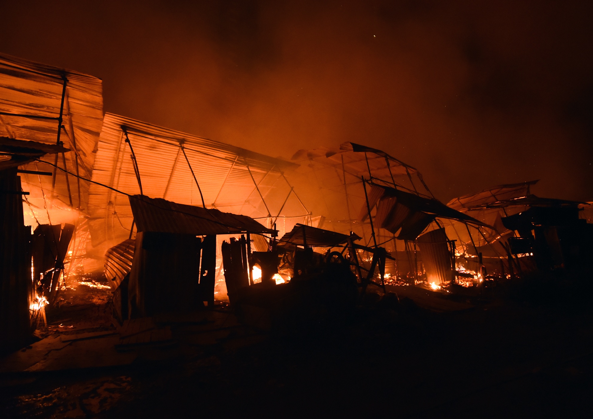 Hien truong vu chay khu lan trai cua hang nghin cong nhan hinh anh