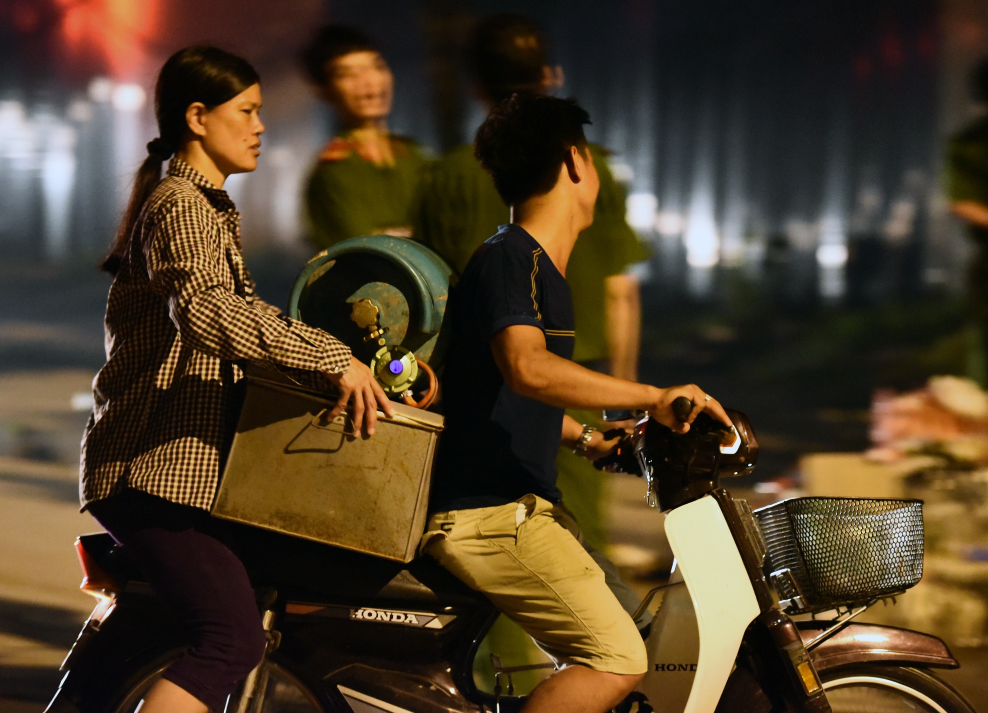 Hoa hoan luc 2h sang, hang nghin nguoi thao chay hinh anh