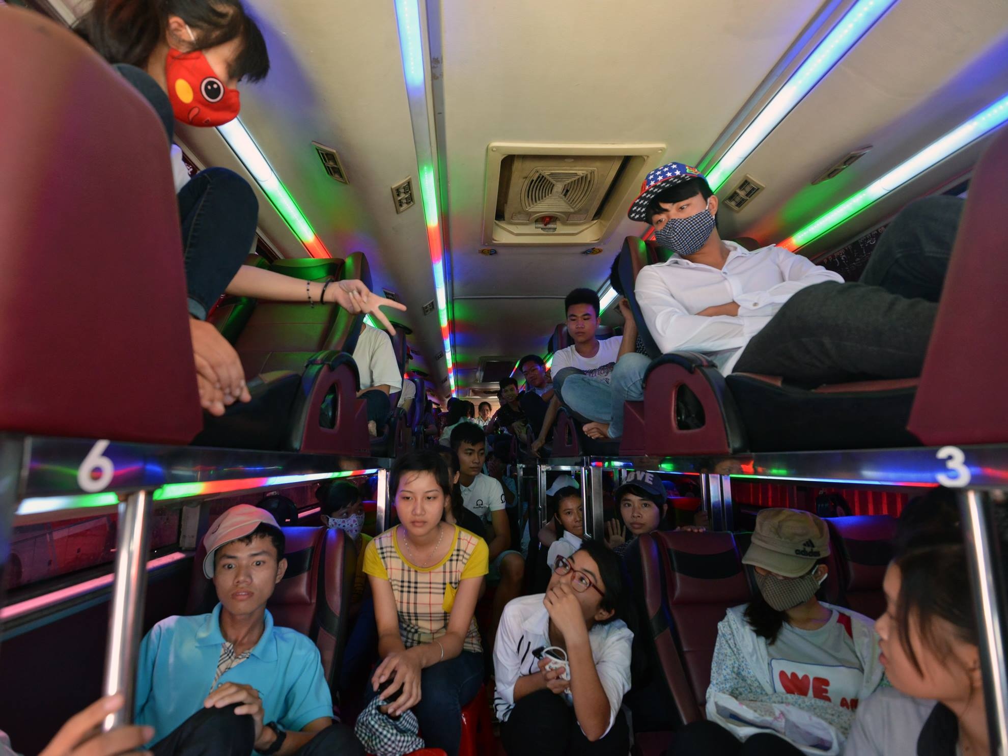 200 si tu thue 3 xe khach ve Ha Noi thi THPT quoc gia hinh anh