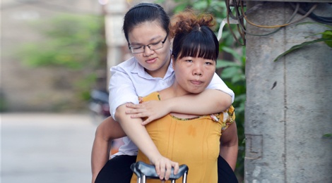Co gai xuong thuy tinh duoc me cong den truong thi hinh anh