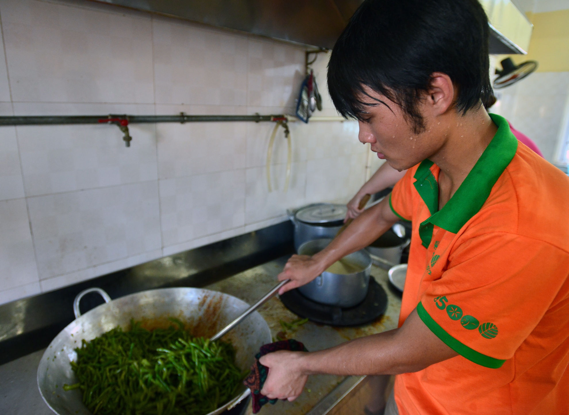 Trang dem chuan bi com mien phi cho si tu hinh anh