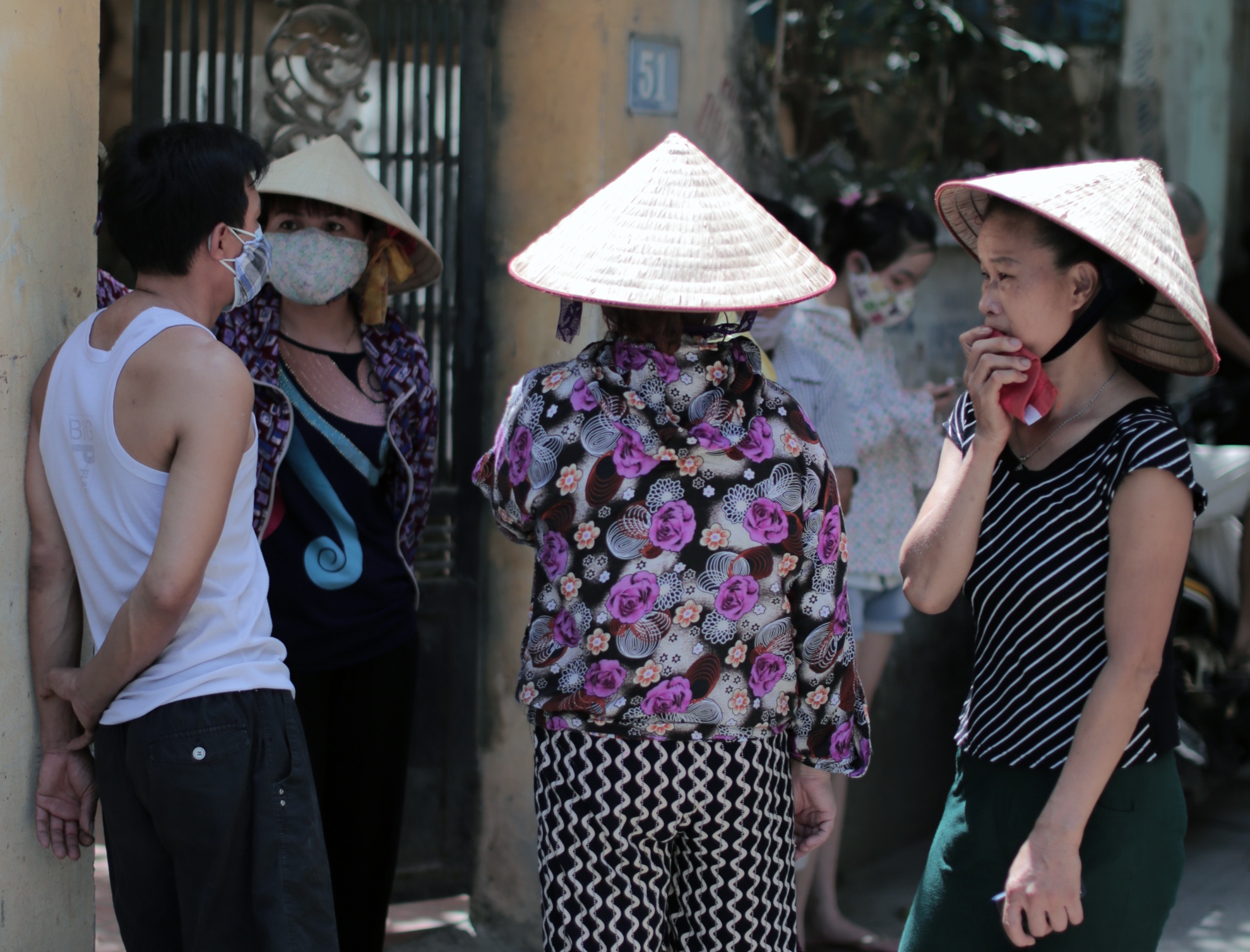 Thi the nam sinh trong phong tro khoa cua hinh anh