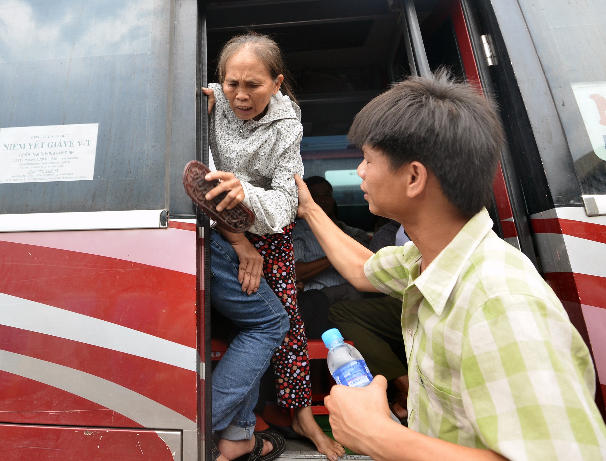 Xe khach nhoi nhet si tu khong duoc xuat ben hinh anh