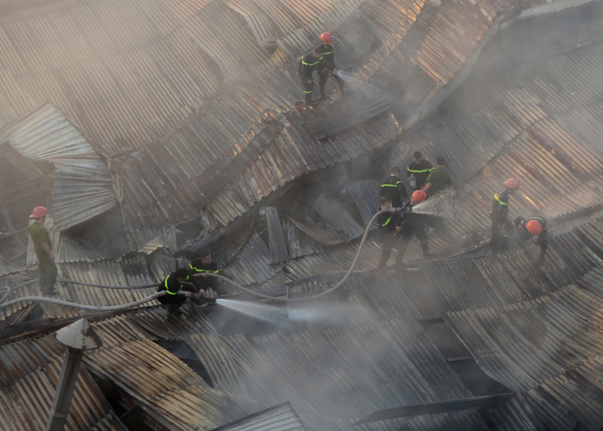 Hien truong vu chay nha may oto o Trieu Khuc hinh anh