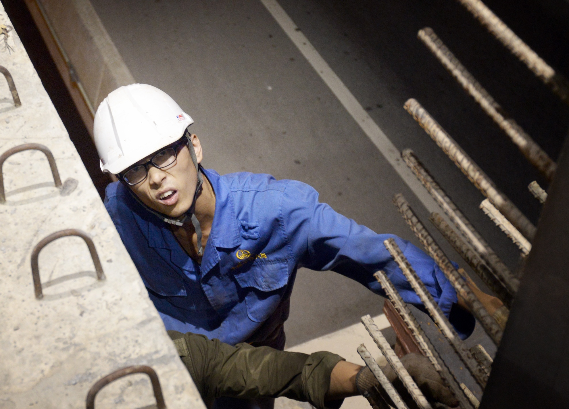 Phiến dầm số 1 được hạ xuống trụ từ từ dưới sự theo dõi sát sao của các kĩ sư.