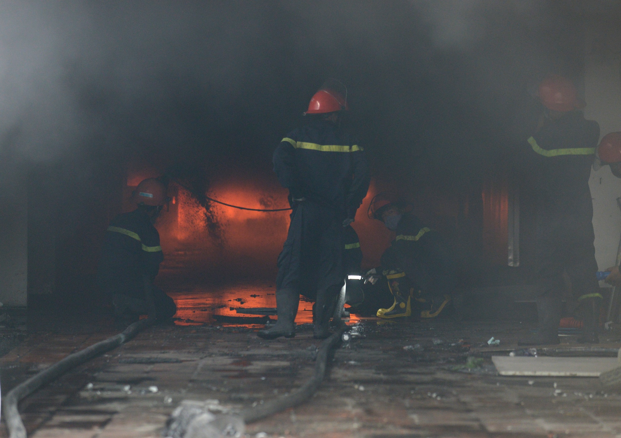 12 xe cuu hoa dap dam chay luc sang som hinh anh