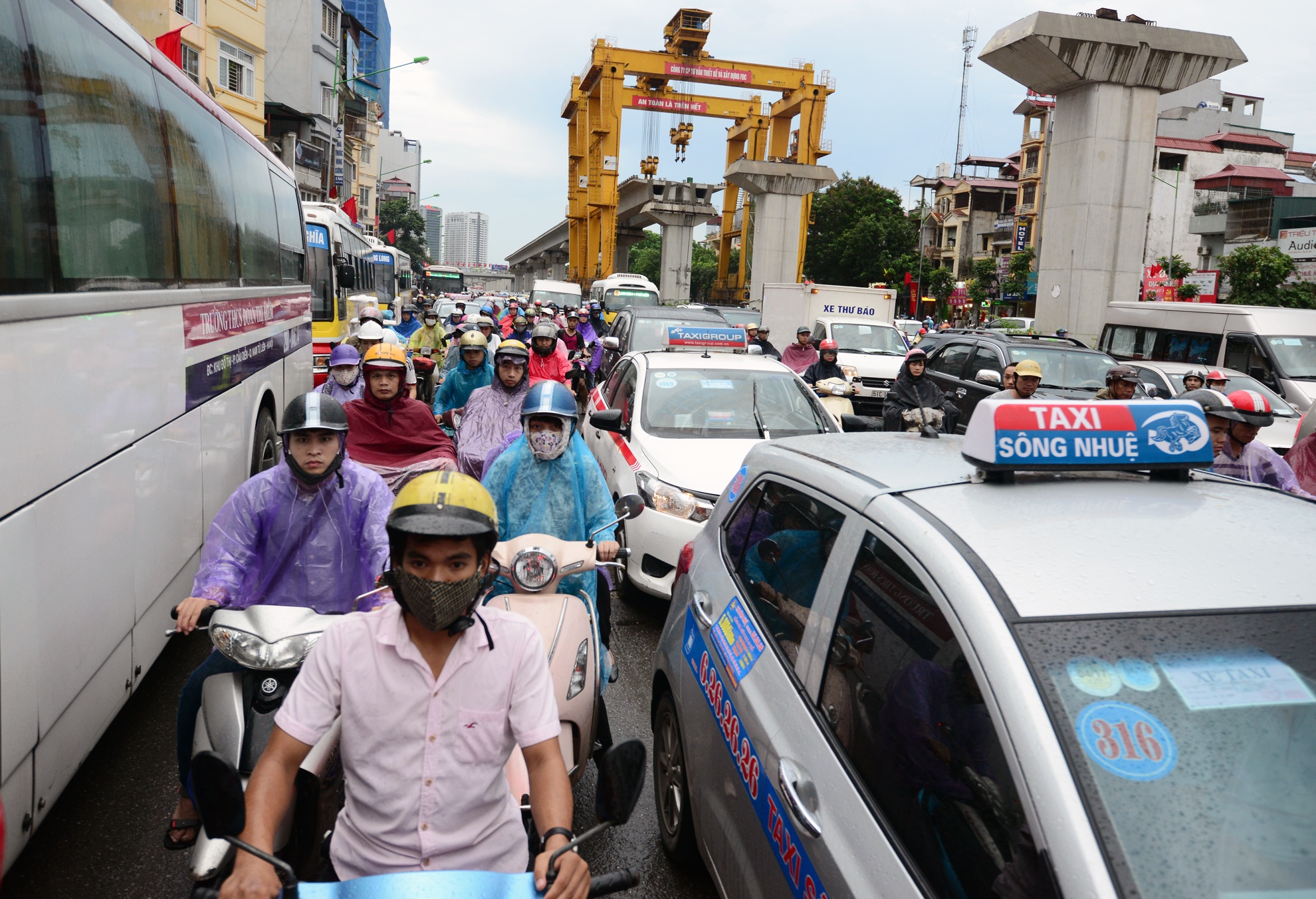 Un tac trien mien vi lo cot cong trinh duong sat tren cao hinh anh