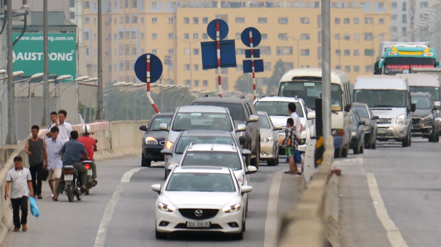 Tai dien canh lon xon o duong cao toc tren cao hinh anh