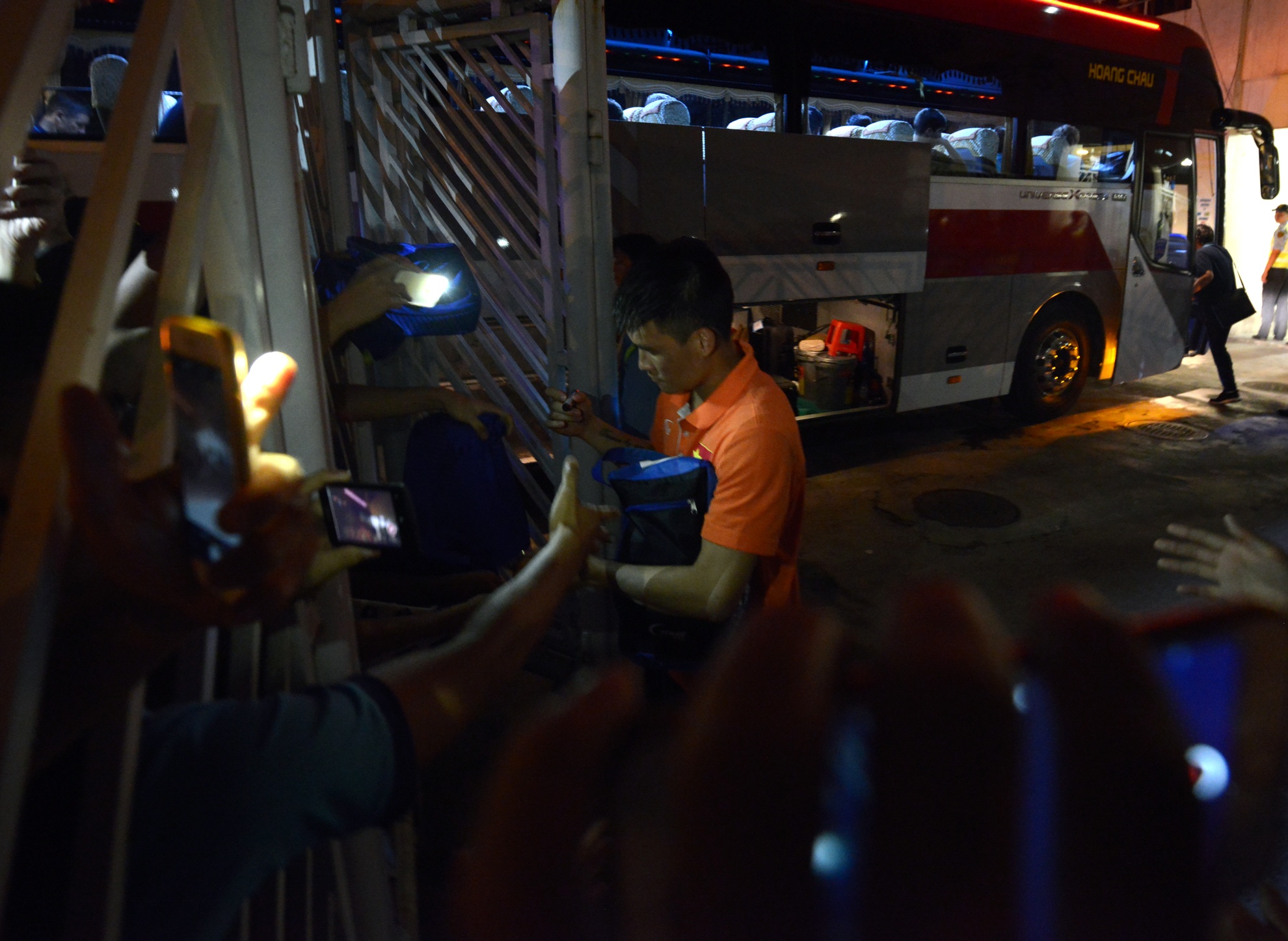 Đội trưởng Lê Công Vinh vui vẻ tặng chữ kí cho người hâm mộ.