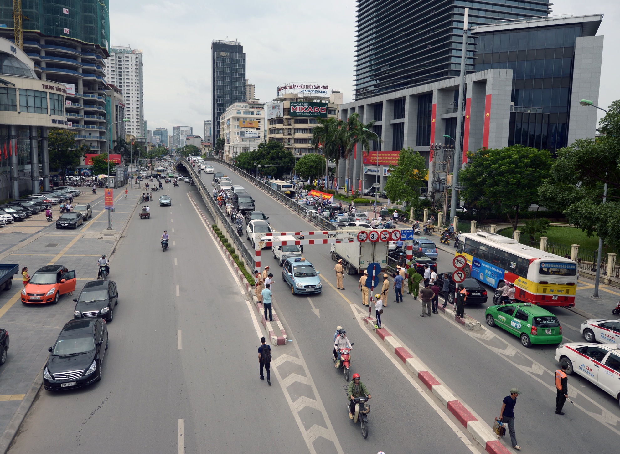 Sự việc ngay lập tức được thông báo tới đội CSGT số 3, đội trật trự giao thông quận Ba Đình để phân làn giao thông và xử lí sự cố.