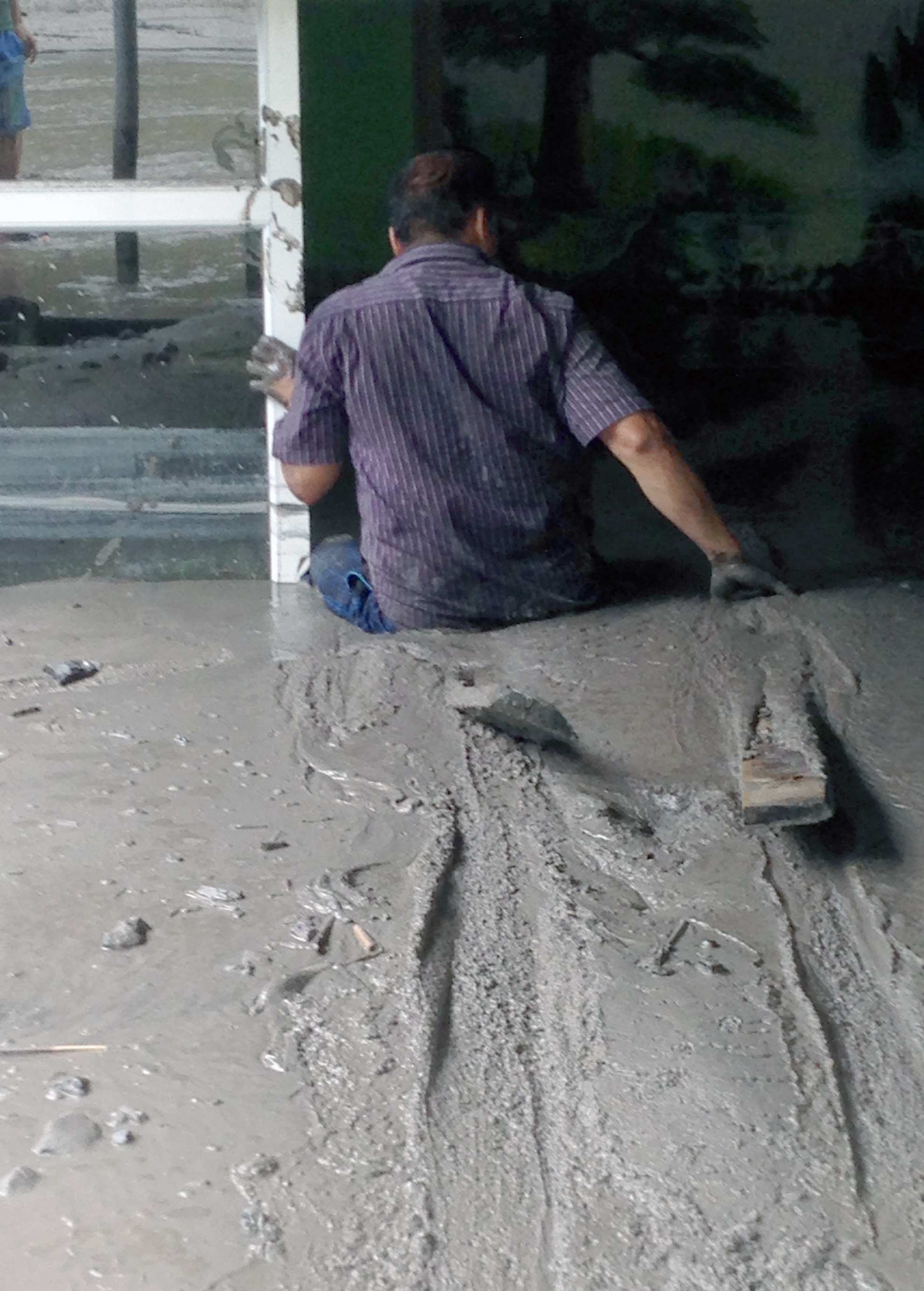 Một người đàn ông sống tại tổ dân số 2 phải dùng các tấm ván gỗ để đi vào nhà. Theo ông Hà Văn Hiền, Chủ tịch UBND phường Mông Dương, công an phường đã cắt cử 6 công an túc trực tại đây để bảo vệ tài sản của người dân cũng như hạn chế mọi người vào khu vực nguy hiểm.