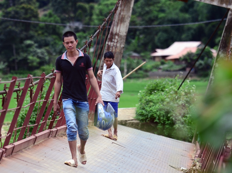 Lieu minh di tren cay cau nghieng sap sap hinh anh