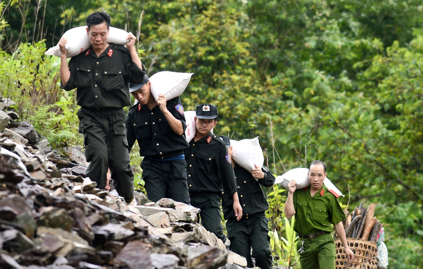 Canh sat bang rung, vuot song cuu tro noi bi co lap sau lu hinh anh