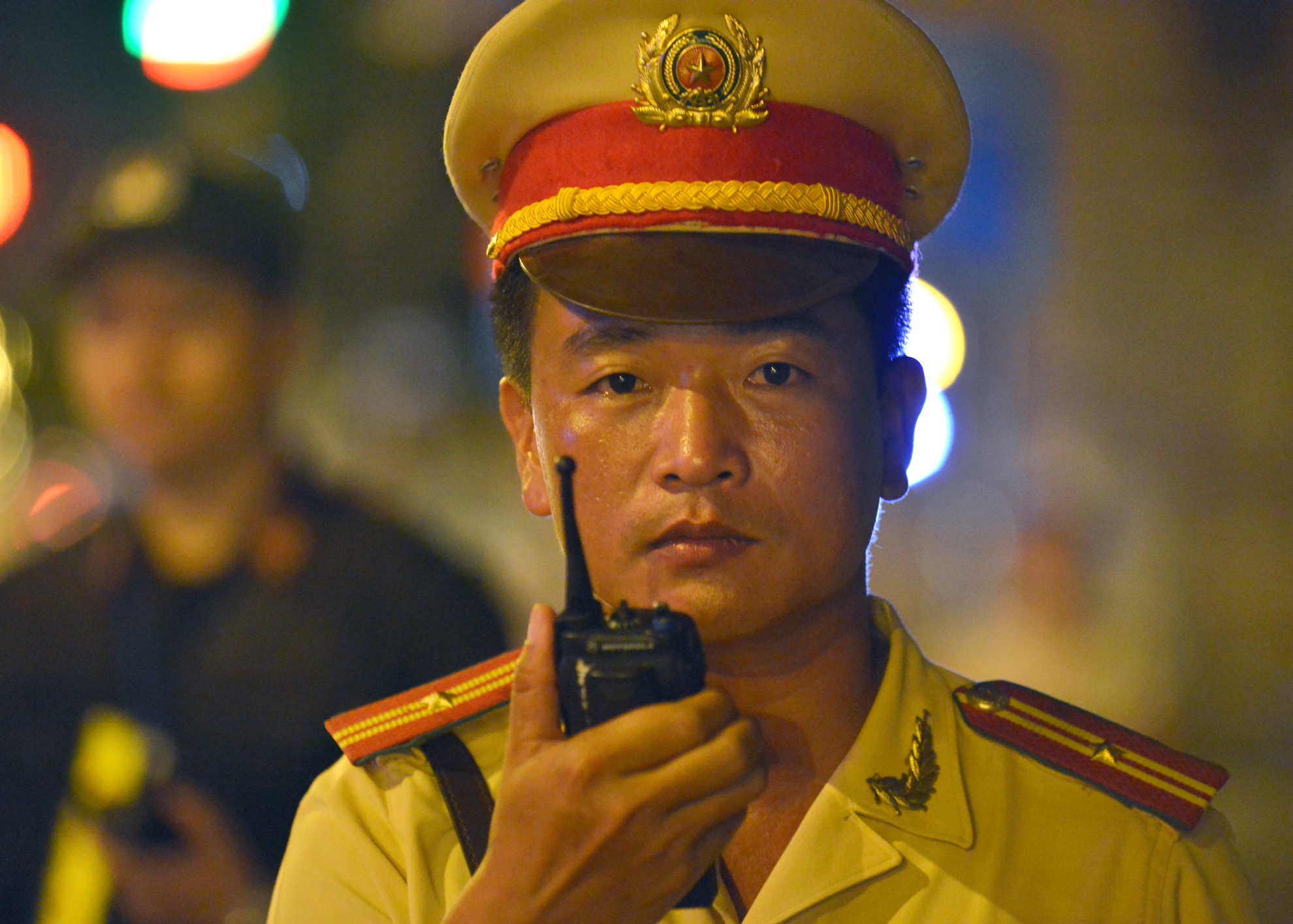 Nắm vị trí chỉ huy của tổ công tác là thiếu tá Nguyễn Ngọc Sinh, anh cũng là tổ trưởng tổ tuần tra kiểm soát giao thông của đội CSGT số 5 - CA TP Hà Nội.