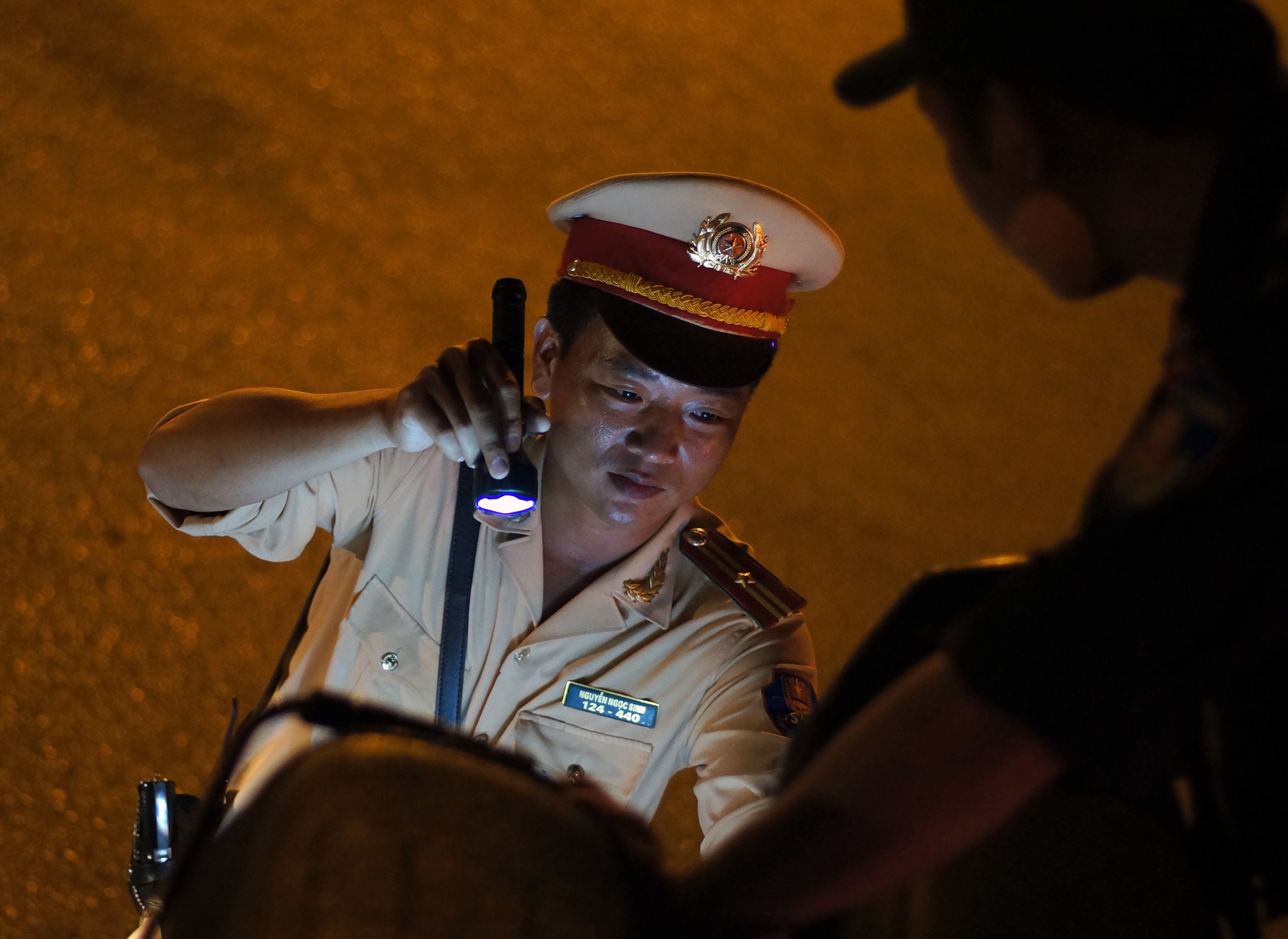 Cẩn thận kiểm tra các phương tiện vi phạm trước khi cho xe đặc chủng về đơn vị anh cũng không quên căn dặn anh em chiến sĩ trẻ về chuyên môn, nghiệp vụ trong lúc làm việc. Anh cho biết :