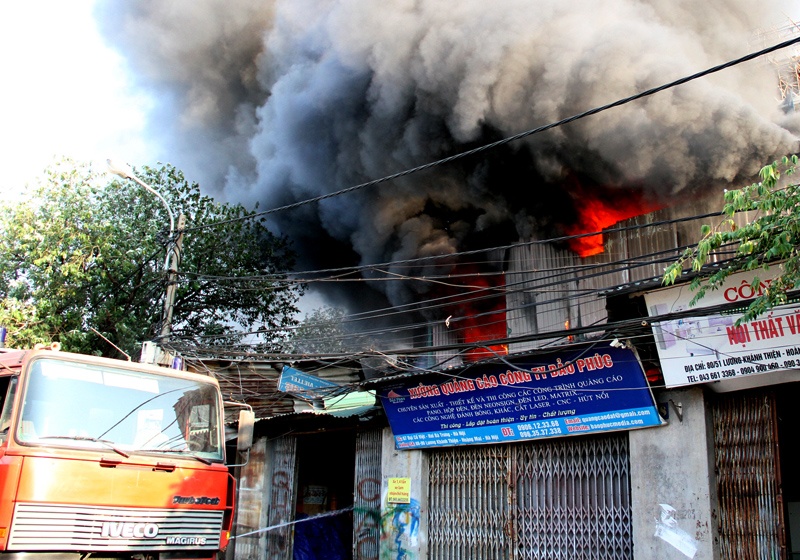 Cong an, quan doi chua chay xuong go 1.000 m2 hinh anh