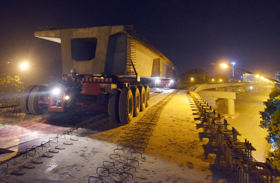 Dam duong sat tren cao luon cong qua khu do thi hoang gia hinh anh