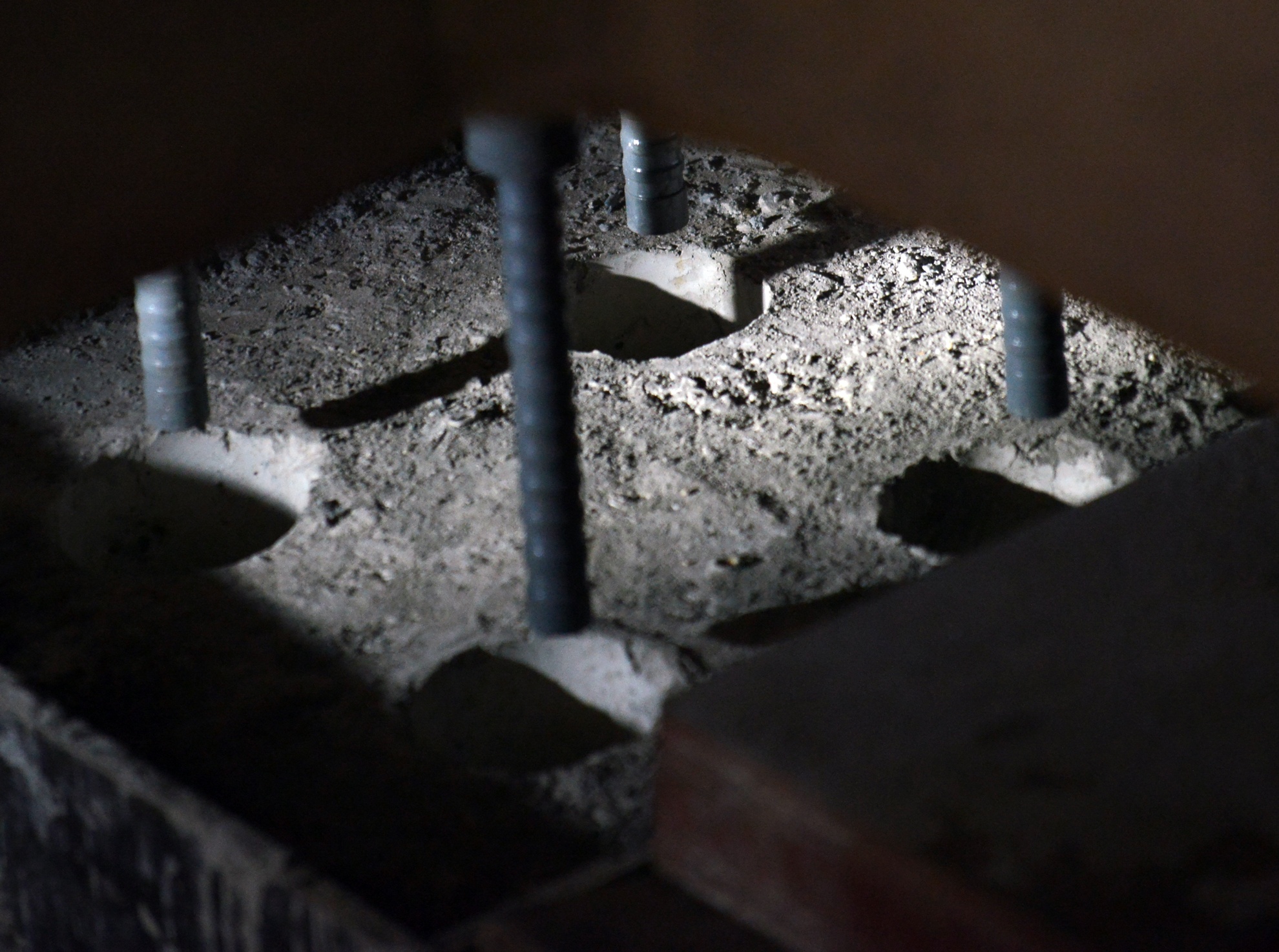 Các thanh kĩ thuật tại chân đệm 2 đầu phiến dầm phải vào đúng vị trí được tính toán sẵn.