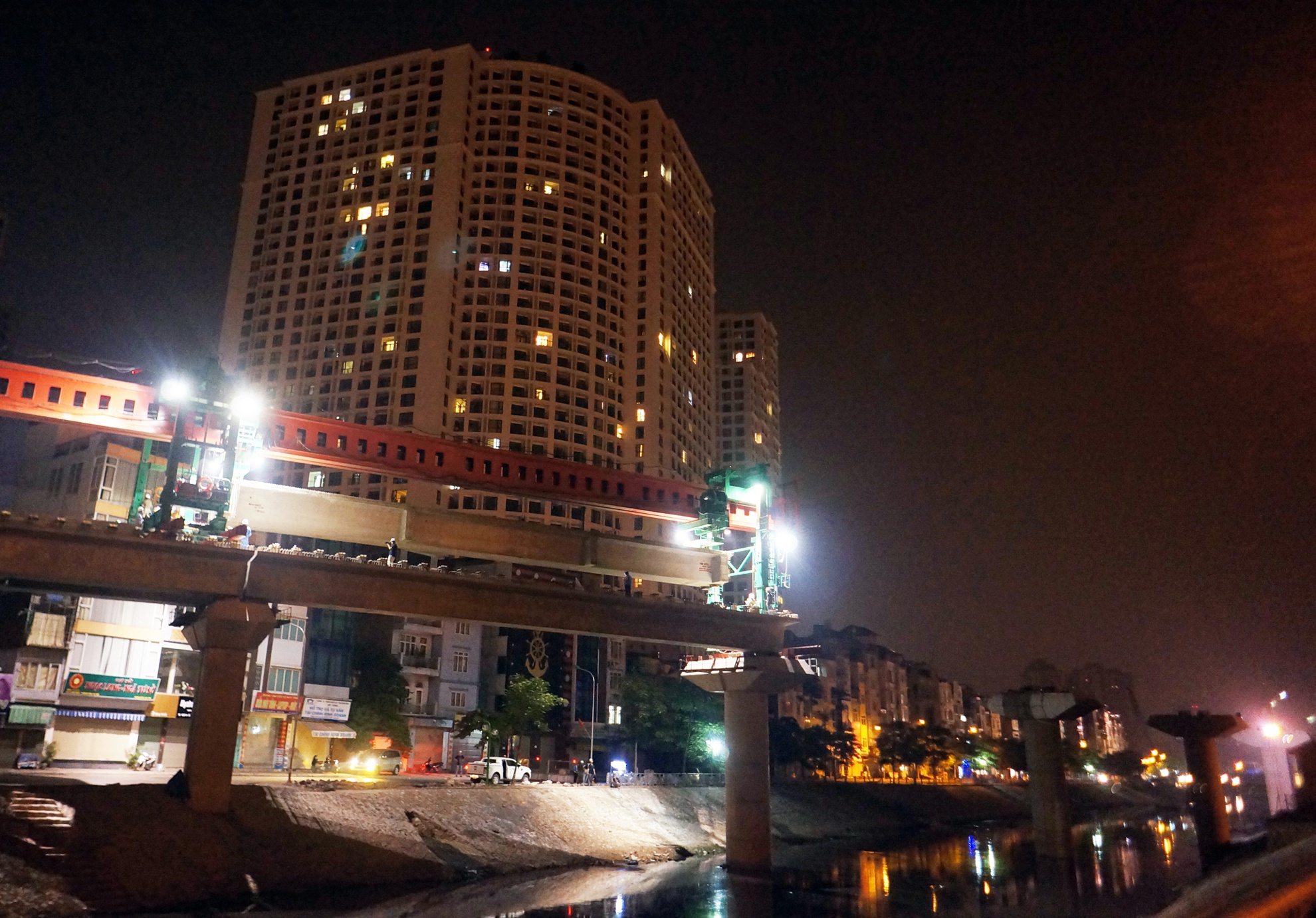 Cũng theo các cán bộ BQL dự án đường sắt trên cao Cát Linh - Hà Đông cho biết, kế hoạch mỗi ngày sẽ chỉ lao tấm để đảm bảo công tác vận chuyển phiến dầm cũng như cẩu lao khi thi công qua khúc sông này.