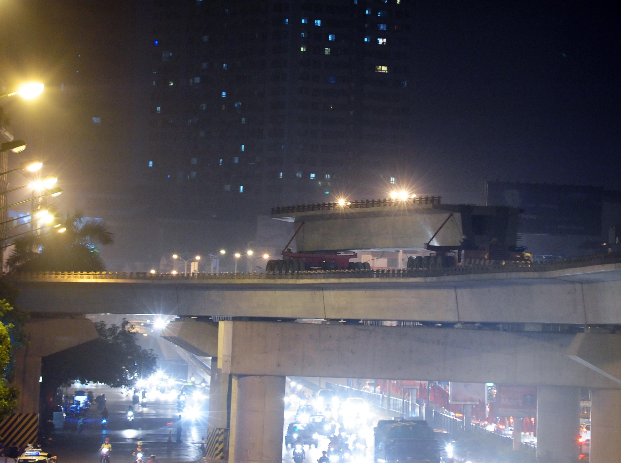 Đây là khúc cong có bán kính 300m, độ cao so với mặt đất là hơn 10m do vậy công tác di chuyển vô cùng phức tạp và nguy hiểm.