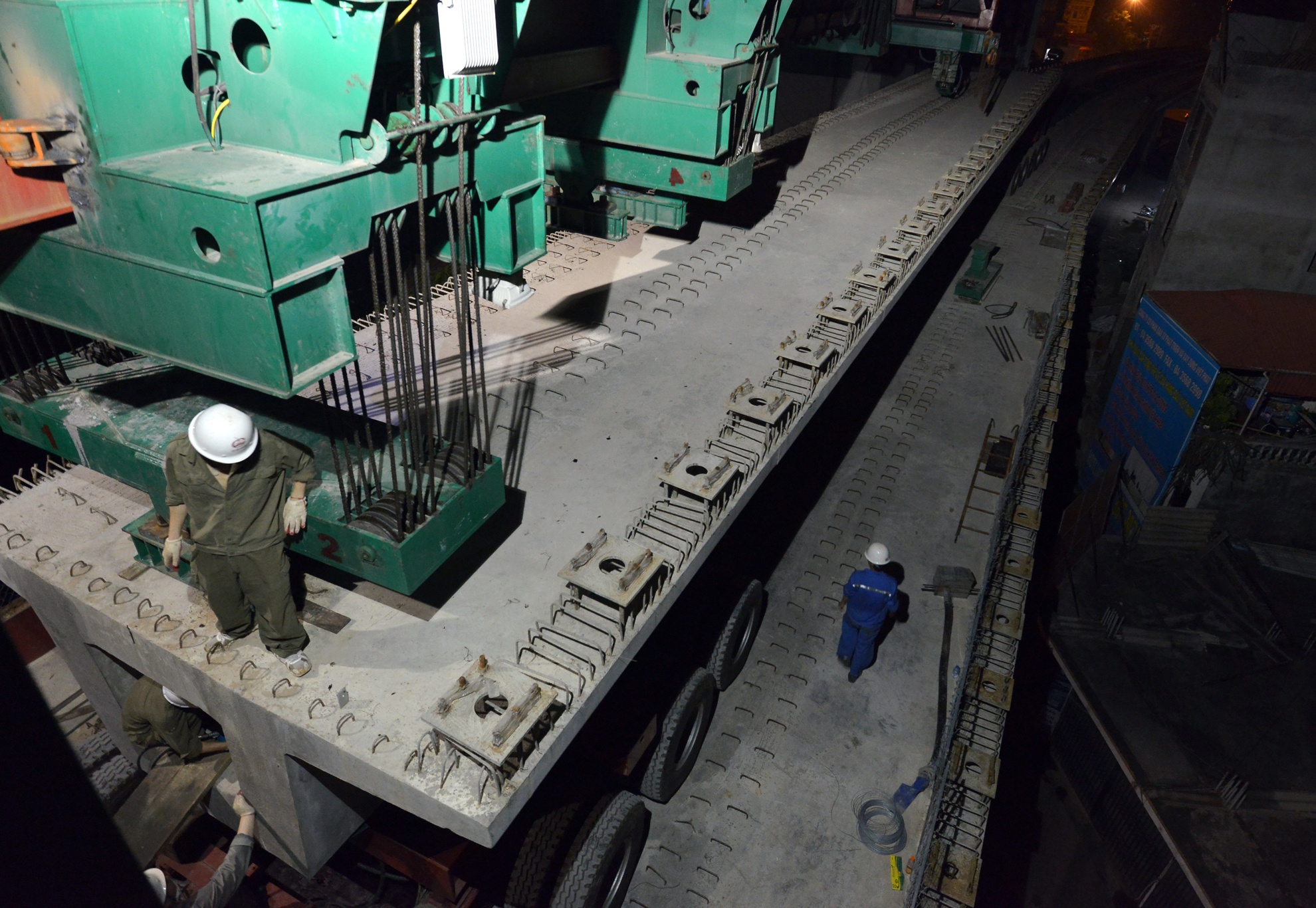 0h 26/8, việc lắp đặt phiến dầm vượt qua sông Tô Lịch tại trụ DR14 sang DR13 bắt đầu tiến hành sau khi xe chở dầm đã tới nơi.