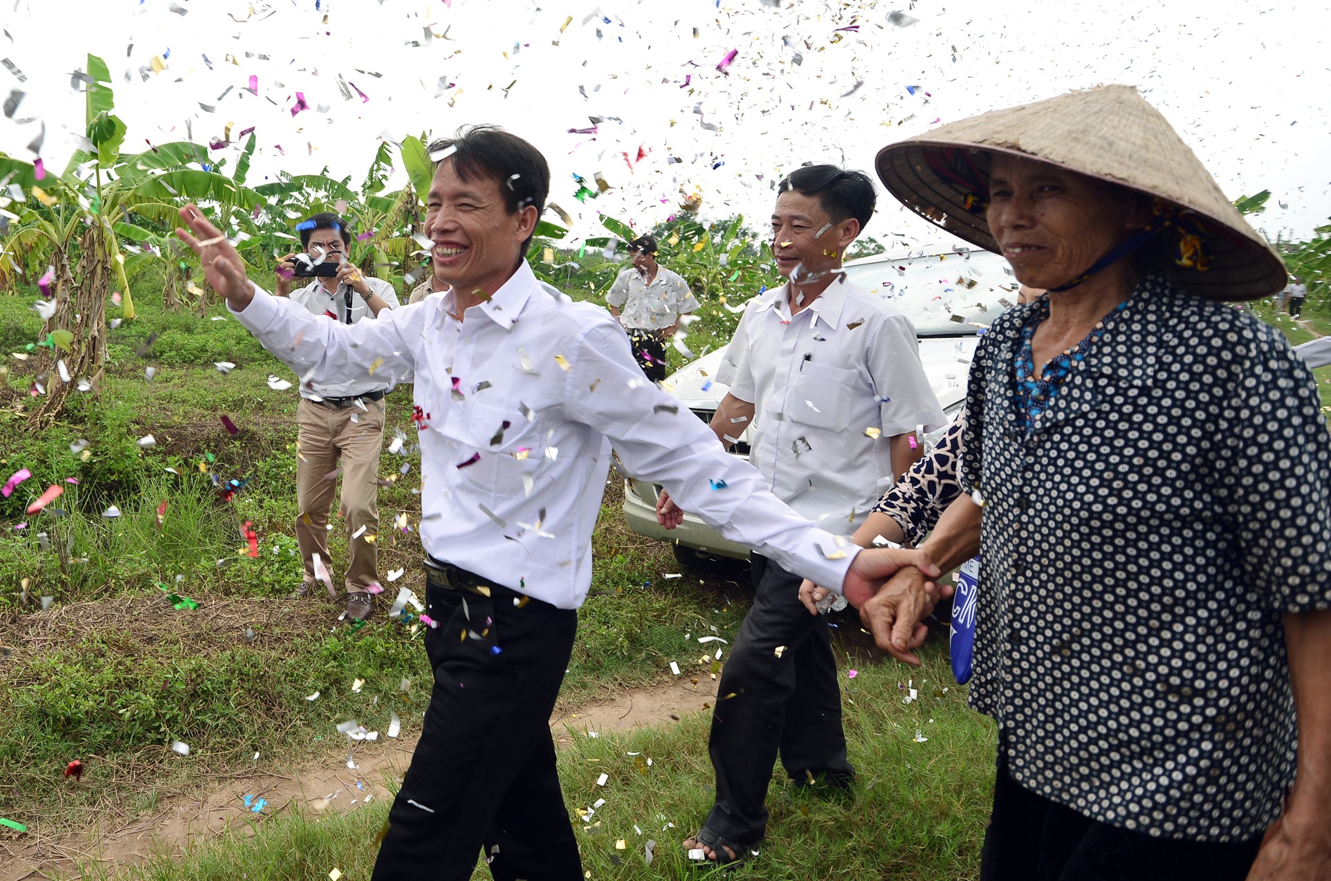 Ong Doan Van Vuon duoc chao don o que nha hinh anh