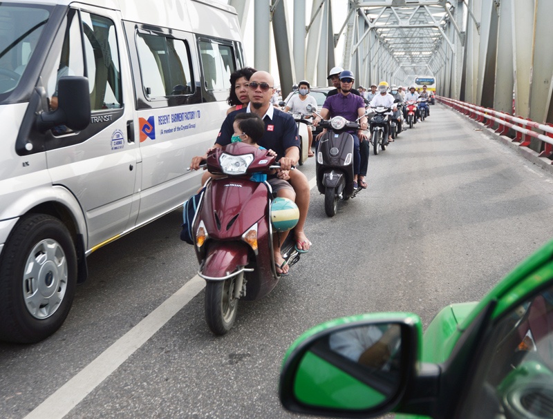 Hang nghin xe may phong vao lan oto tren cay cau huyet mach hinh anh