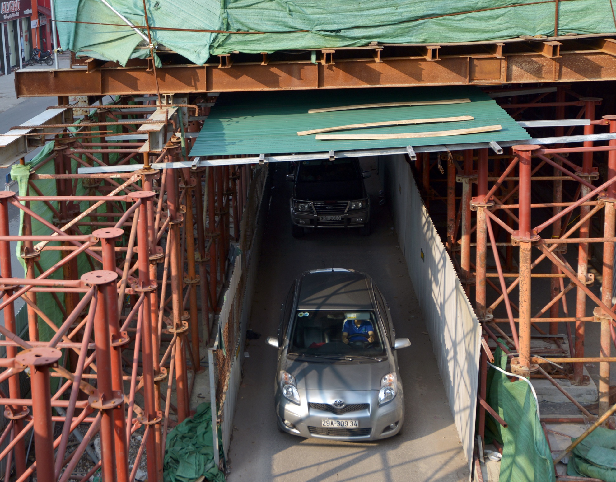 Mo cua cho xe di duoi cong trinh tung sap gian giao hinh anh