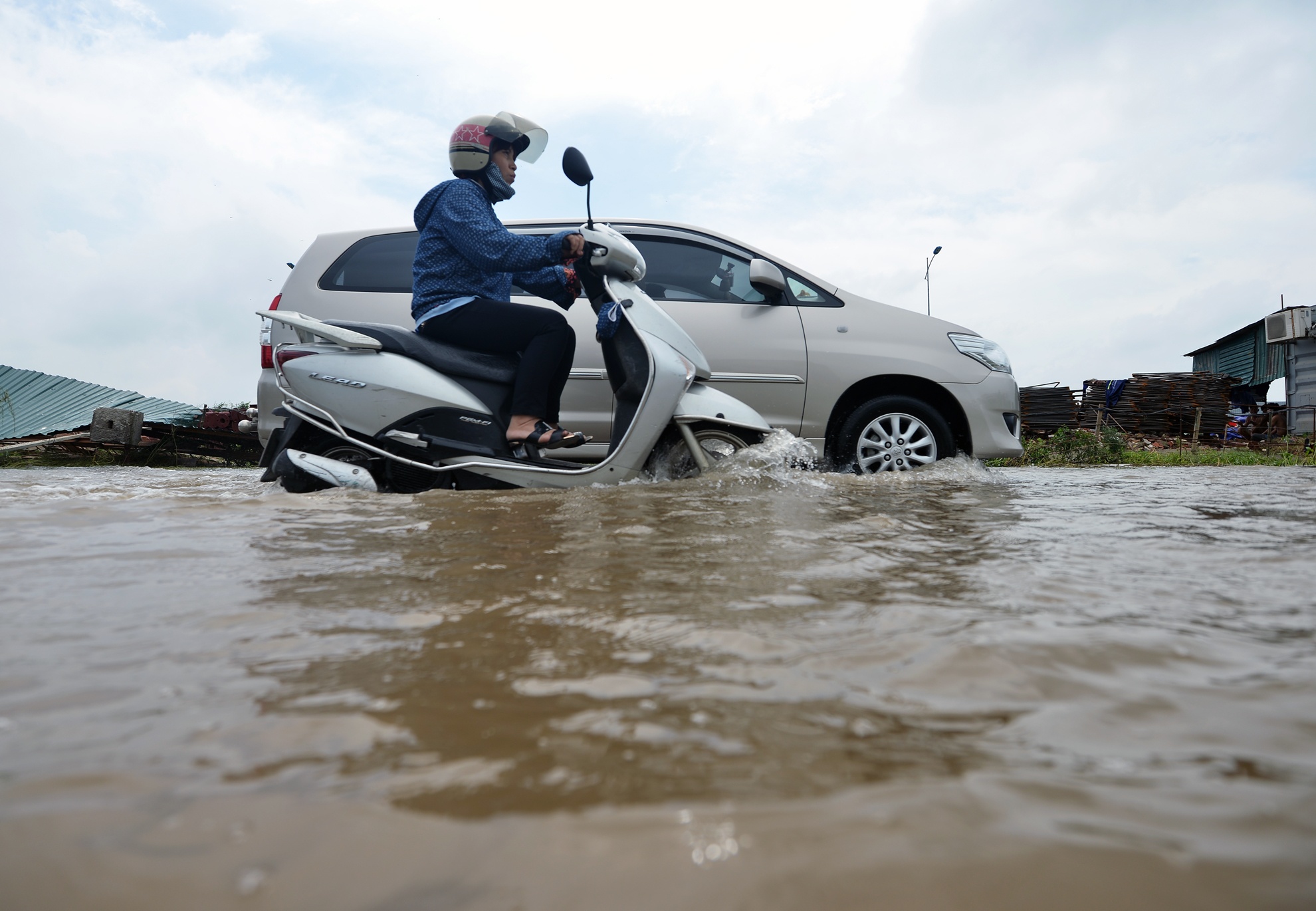 Do đây là khu vực đang thi công cầu vượt trên cao đi qua nút giao thông Nguyễn Văn  Cừ - QL5 nên nhiều người vẫn liều mình đi qua đây vì phía bên kia làn đường khá bụi bặm và nhiều xe ôtô tải