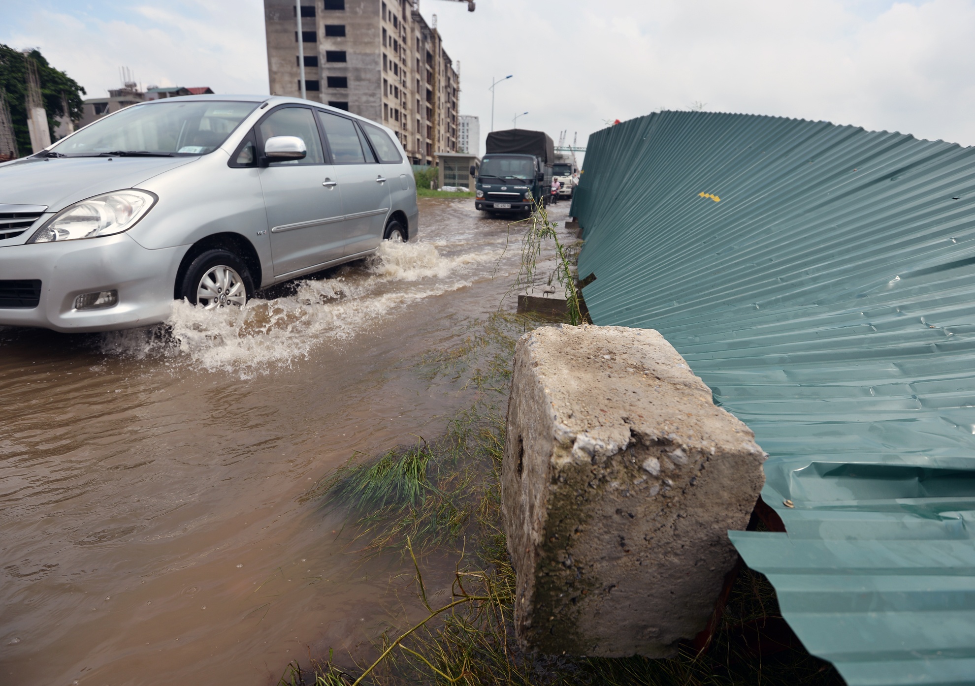 Anh Hưng, công nhân tại công trường khu xây dựng cầu vượt qua đây cho biết, lúc cao điểm nhất trong sáng sớm 22/9 nước ngập gần 50cm, do phương tiện ôtô đi