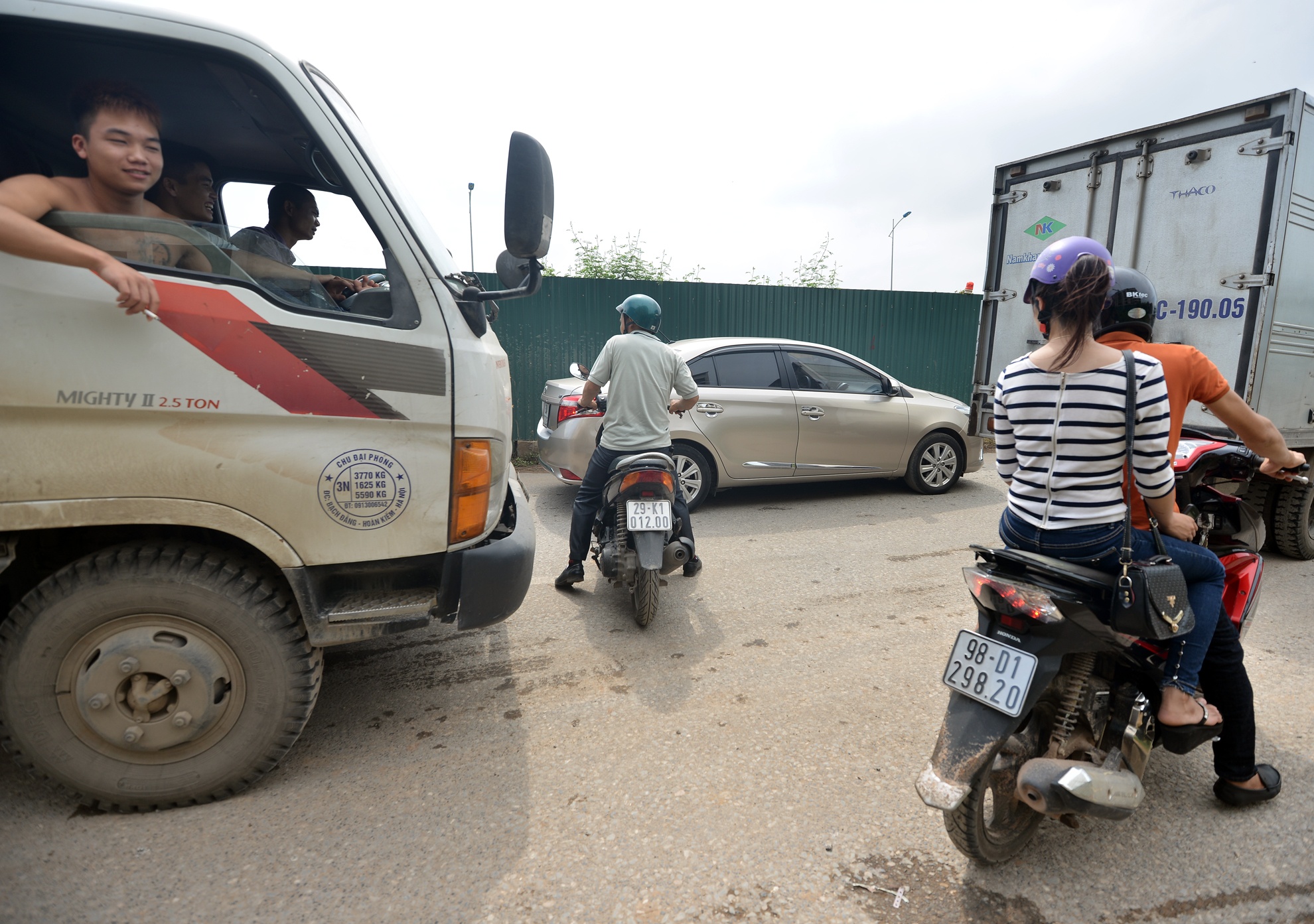 Nhiều phương tiện xe máy có ý định đi qua đây phải quay đầu do lo ngại nước ngập khá dài và bắn từ các phương tiện ôtô