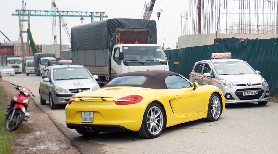 Xe sang Porsche chay nguoc chieu ne duong ngap hinh anh