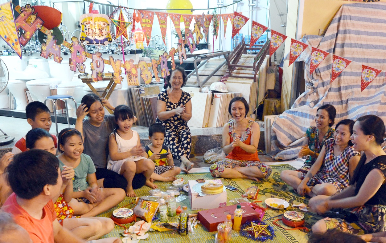 Nguoi dan do ra duong pha co trong trang hinh anh