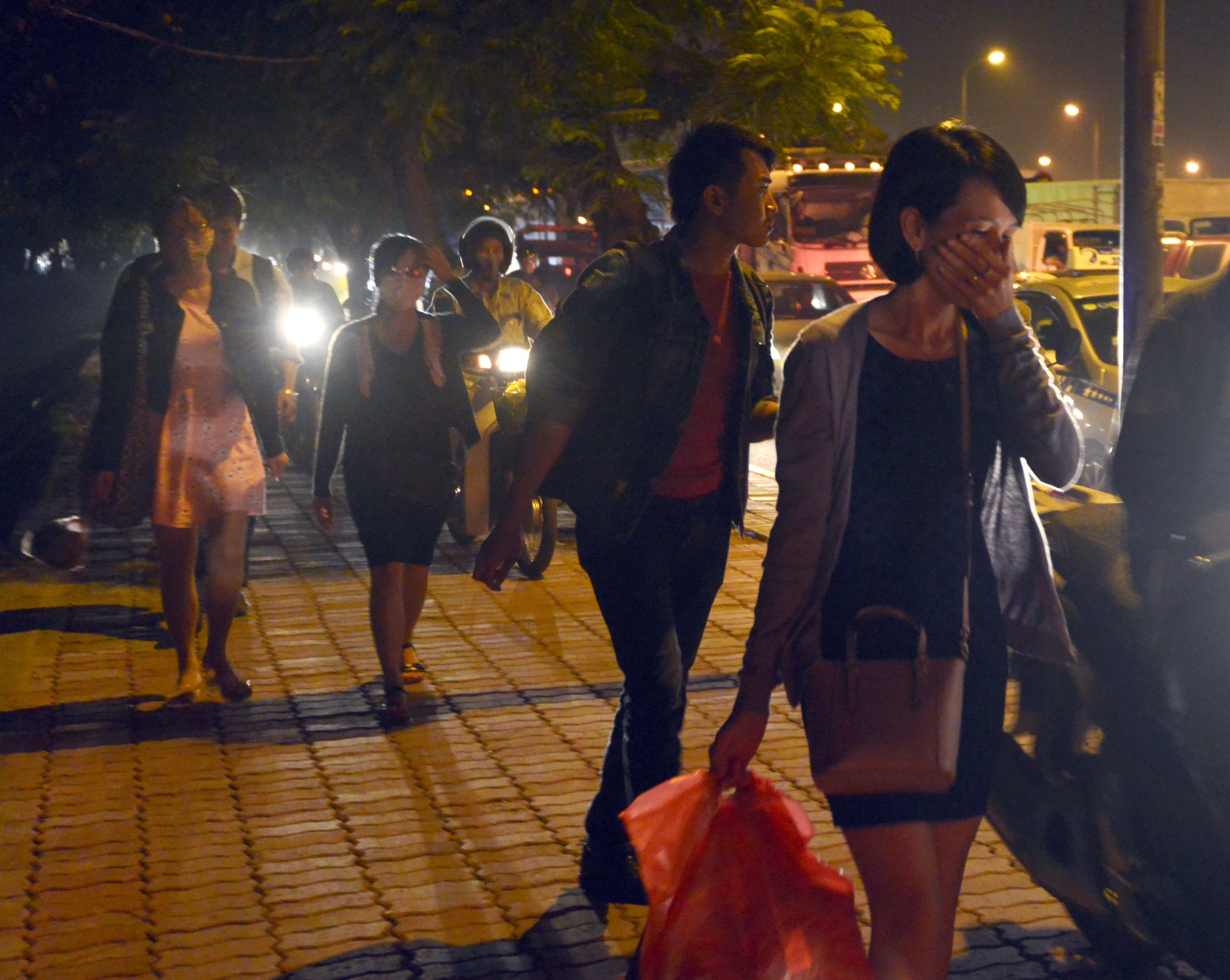 Xuong xe di bo 2 km vi tac duong hinh anh