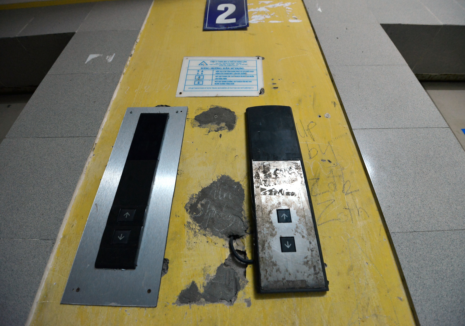 Hơn 1 tháng nay, tòa nhà G khu tái định cư Đền Lừ (Hoàng Mai, Hà Nội) người dân đang phải sống trong tình trạng không có thang máy hoặc lên xuống căn hộ của mình trong thang máy có thể rơi tự do bất kì lúc nào.