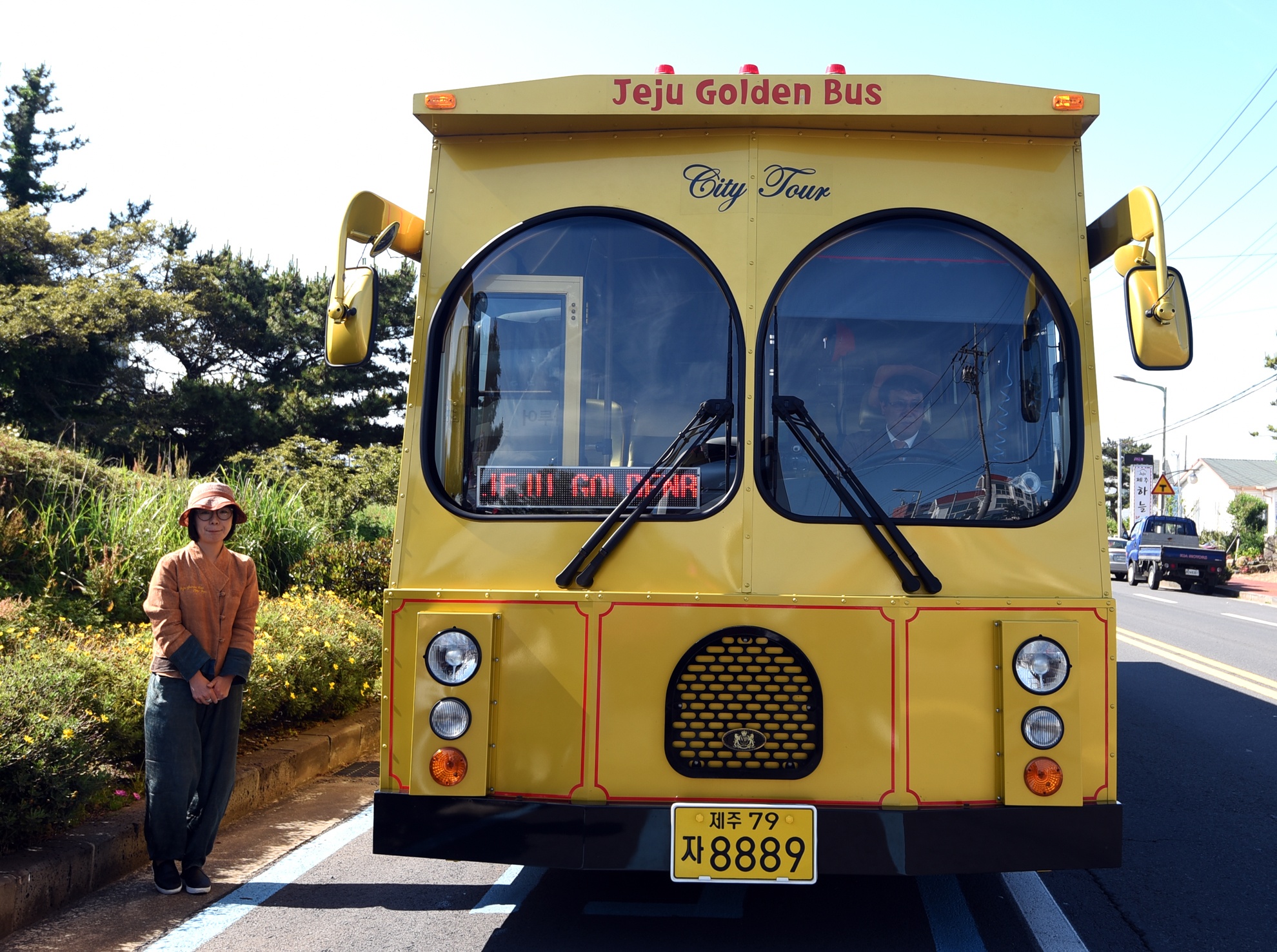 Xe bus doc dao tren dao Jeju hinh anh