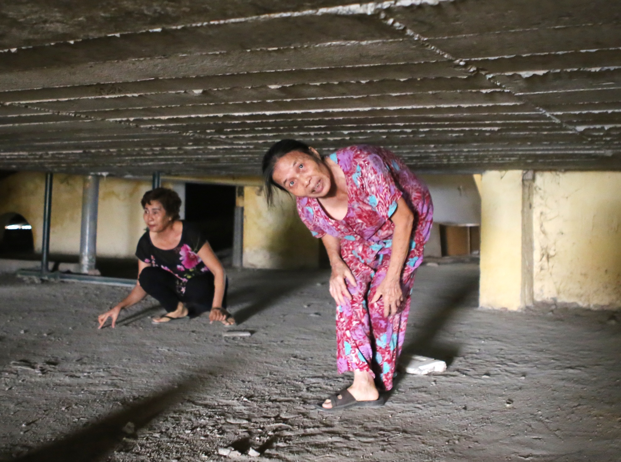 Khom lung chui tang thuong ra vao nha chung cu hinh anh