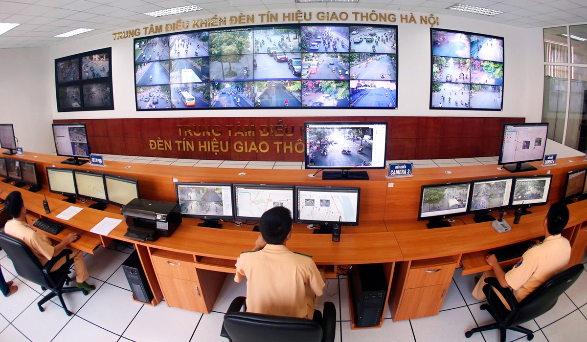 Phòng điều khiển tín hiệu đèn giao thông hiện đại của lực lượng CSGT thành phố Hà Nội qua tác phẩm 