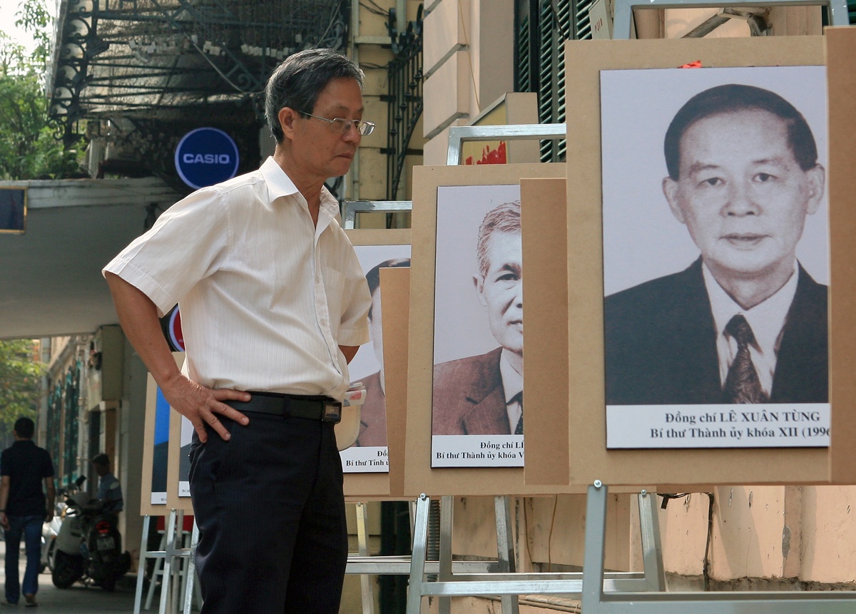 Phần thứ hai là trưng bày chân dung đầy đủ 22 Bí thư Thành ủy qua các thời kỳ, thuộc các tỉnh, thành: Hà Nội, Hà Tây, Hà Sơn Bình, Hà Đông, Sơn Tây và bây giờ là Hà Nội hợp nhất. Nhiều trong số đó là những hình ảnh đen trắng, với chú thích ngắn gọn, nhưng qua đó có thể thấy rõ được sự quan tâm của Đảng, Nhà nước đối với Thủ đô Hà Nội trong suốt chặng đường đã qua, thấy được những gương mặt tiêu biểu đã lãnh đạo và góp phần quan trọng trong công cuộc kiến tạo nên diện mạo Thủ đô hôm nay.