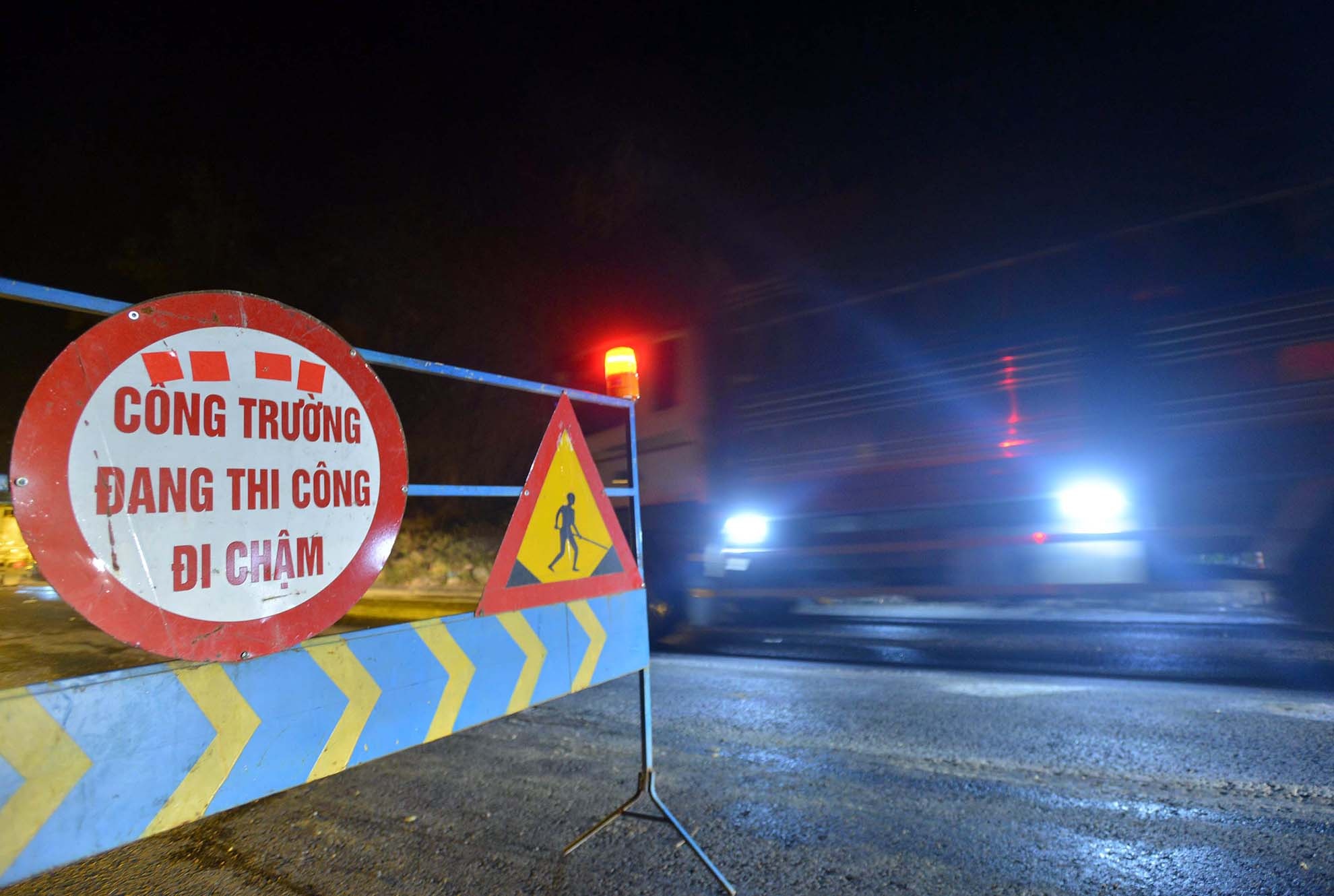 Xe bon dam xe khach anh 10